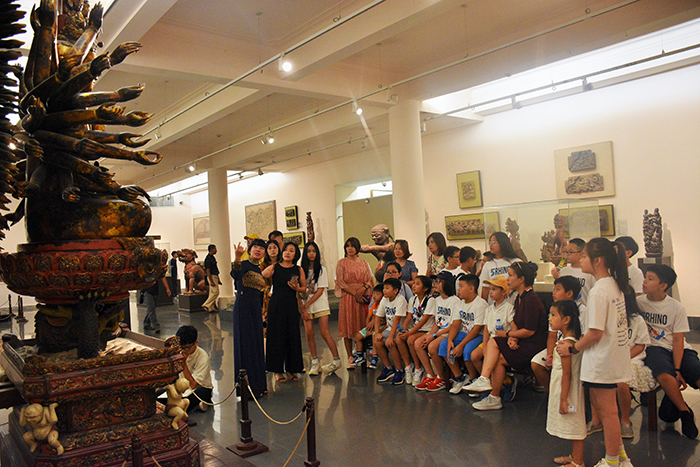 Các em học sinh tìm hiểu giá trị di sản mỹ thuật Việt Nam tại bảo tàng. Ảnh: BTMT